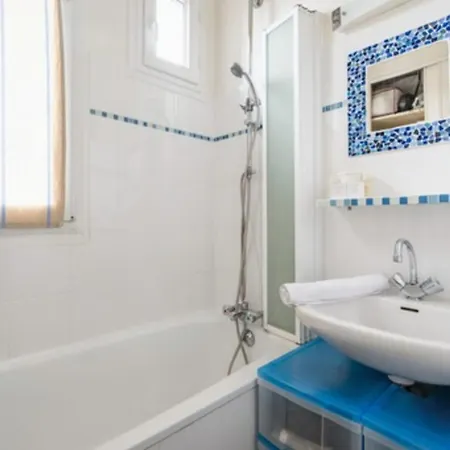 Appartamento Bright With Balcony In The Heart Of Parigi